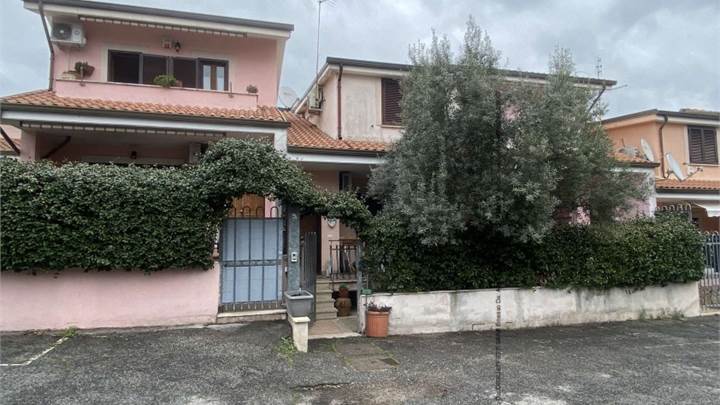 Villa a Schiera a Guidonia Montecelio (RM)
